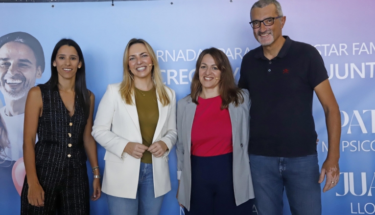 Aroa Ravelo, Lucía Galán Bertrand, Mónica Vargas Roca y Mariano Acuña en las jornadas 'Lanzarote en familia'. Foto: Cabildo de Lanzarote.