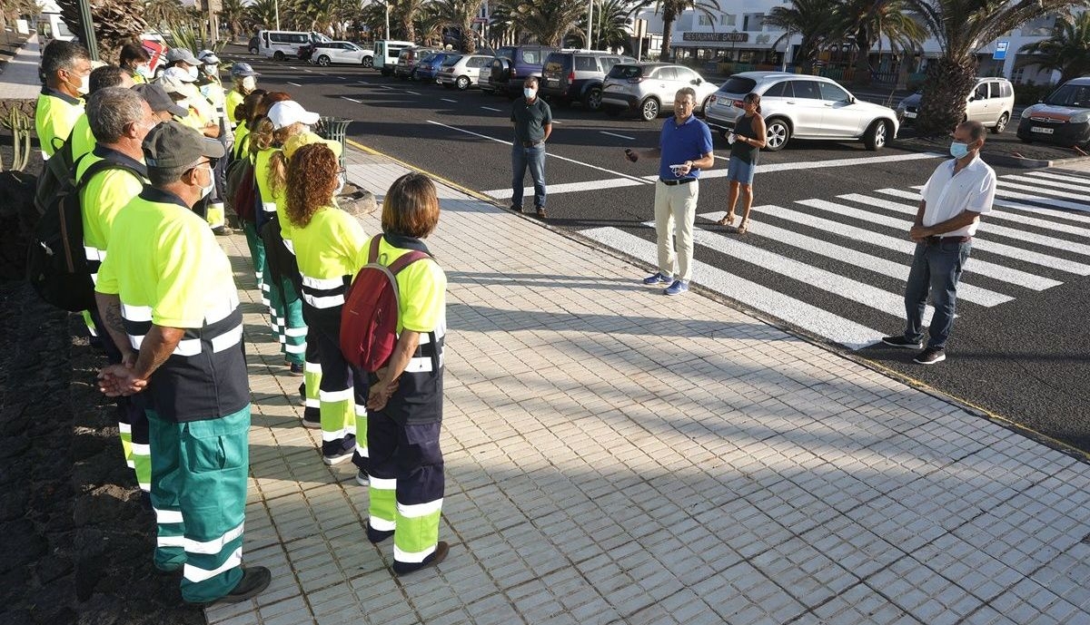 Trabajadores de limpieza en Teguise