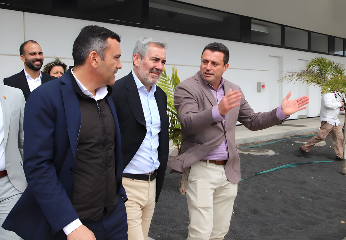 Óscar Noda junto al presidente de Canarias y el presidente del Cabildo en una visita al Puerto de Playa Blanca