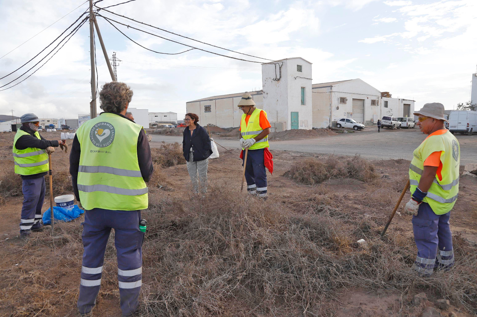 Trabajadores limpiando en Arrecife. Foto: Cabildo de Lanzarote.