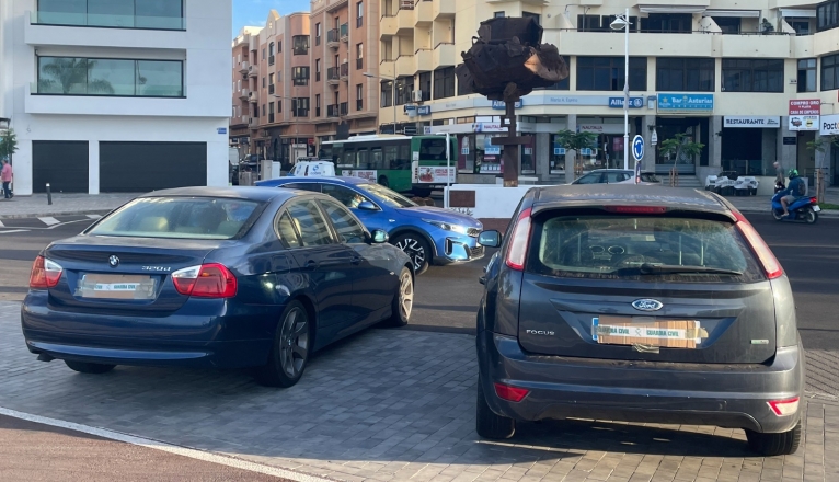 Dos vehículos con las matrículas tapadas por la Guardia Civil este miércoles. Foto: David Merino/La Voz de Lanzarote.