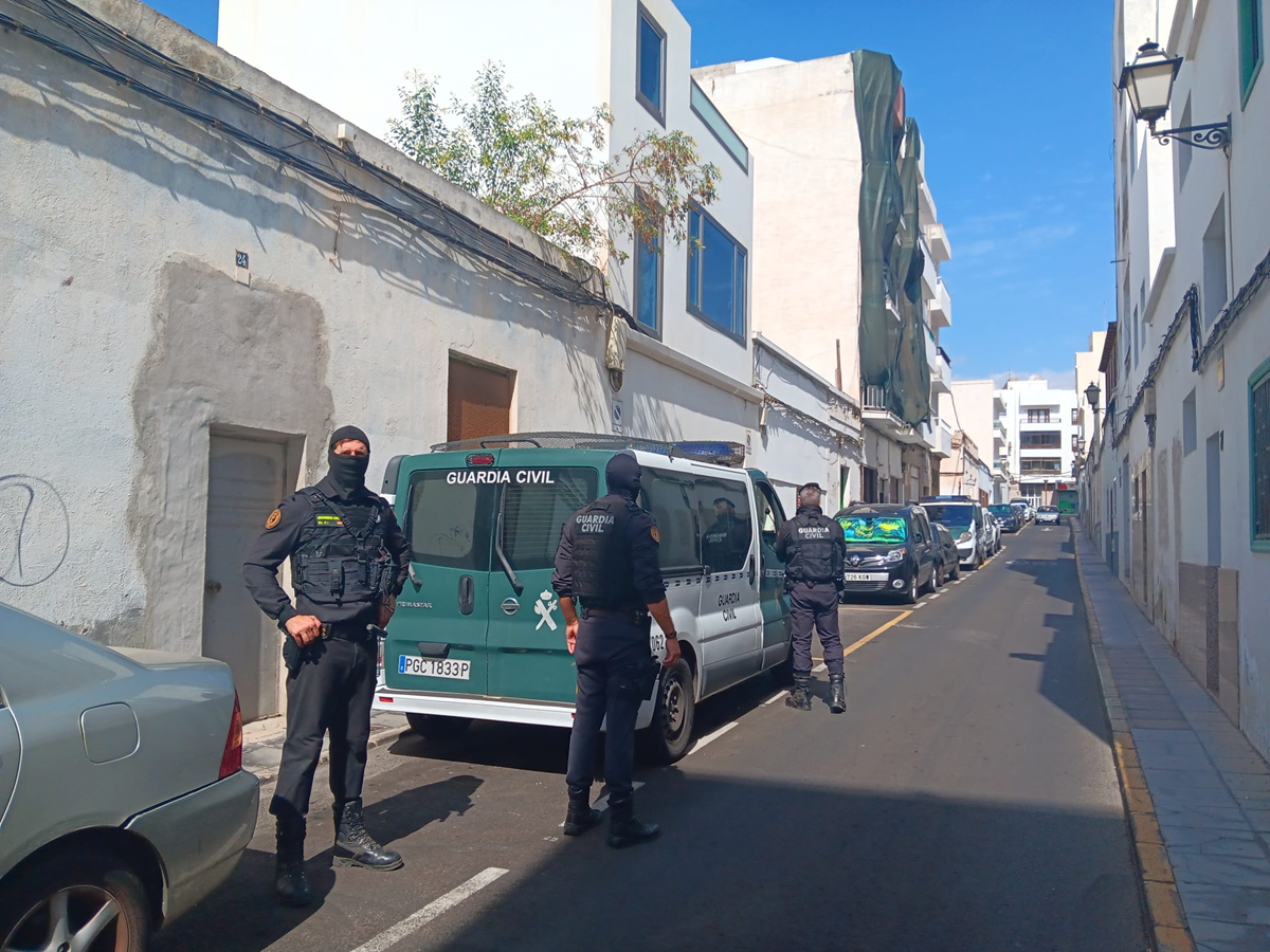 Agentes de la Guardia Civil durante la operación. Foto: La Voz