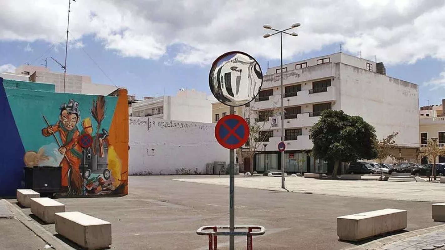 A la izquierda, el inmueble adquirido por el consistorio de Arrecife en la plaza de El Almacén. Foto: La Provincia. 