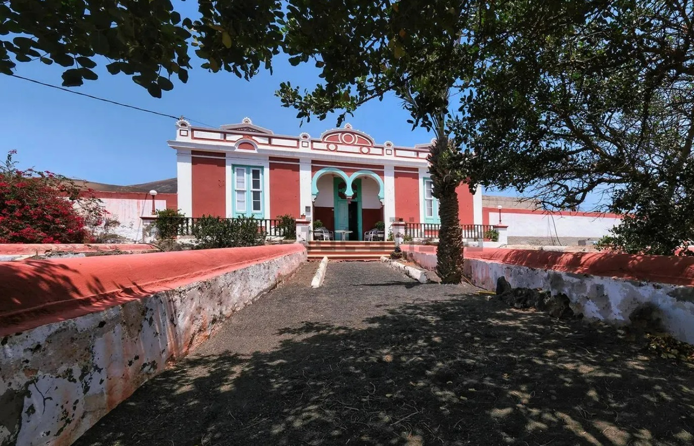 Acceso hacia el edificio principal de la finca en venta.