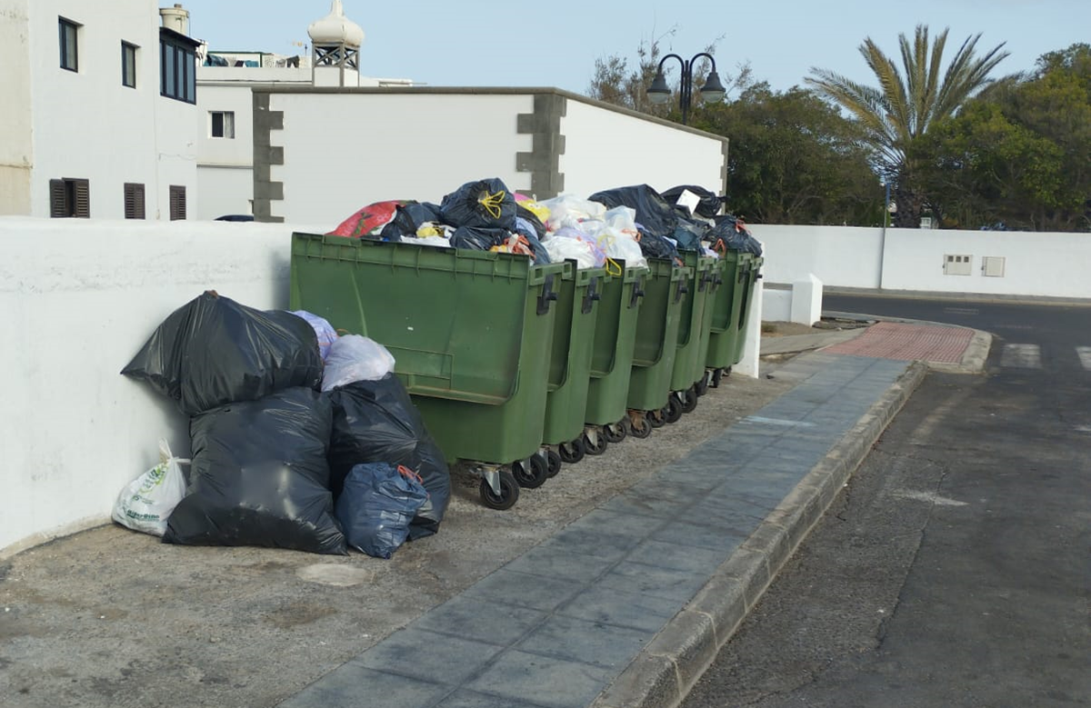 Acumulación de basura en los contenedores en el municipio