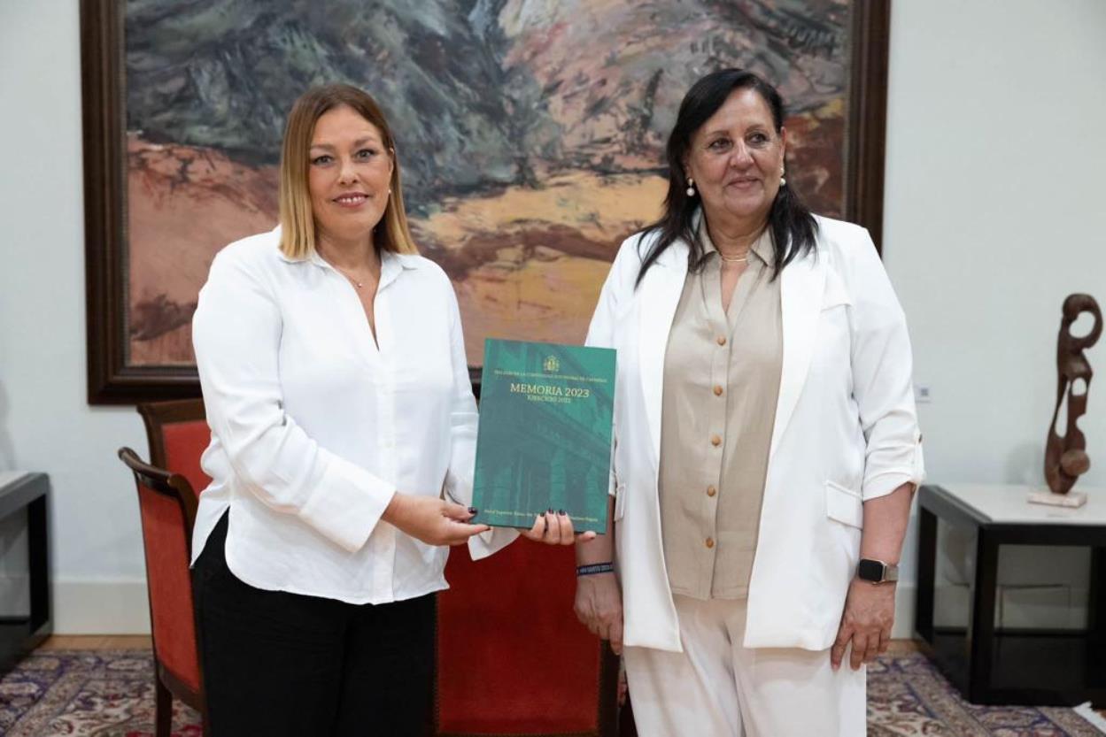 Astrid Pérez junto a  María Farnés Martínez