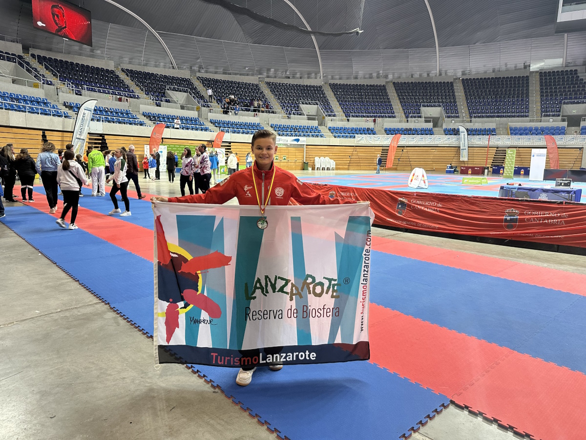   Ameli Skiba se cuelga la medalla de bronce en la jornada de la liga nacional de Kárate