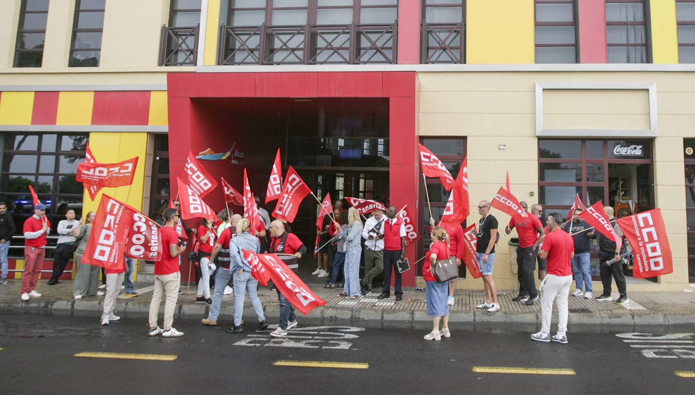 Conductores manifestándose frente a la Estación de Guaguas de Arrecife este lunes 28 de octubre. Huelga. Transporte.