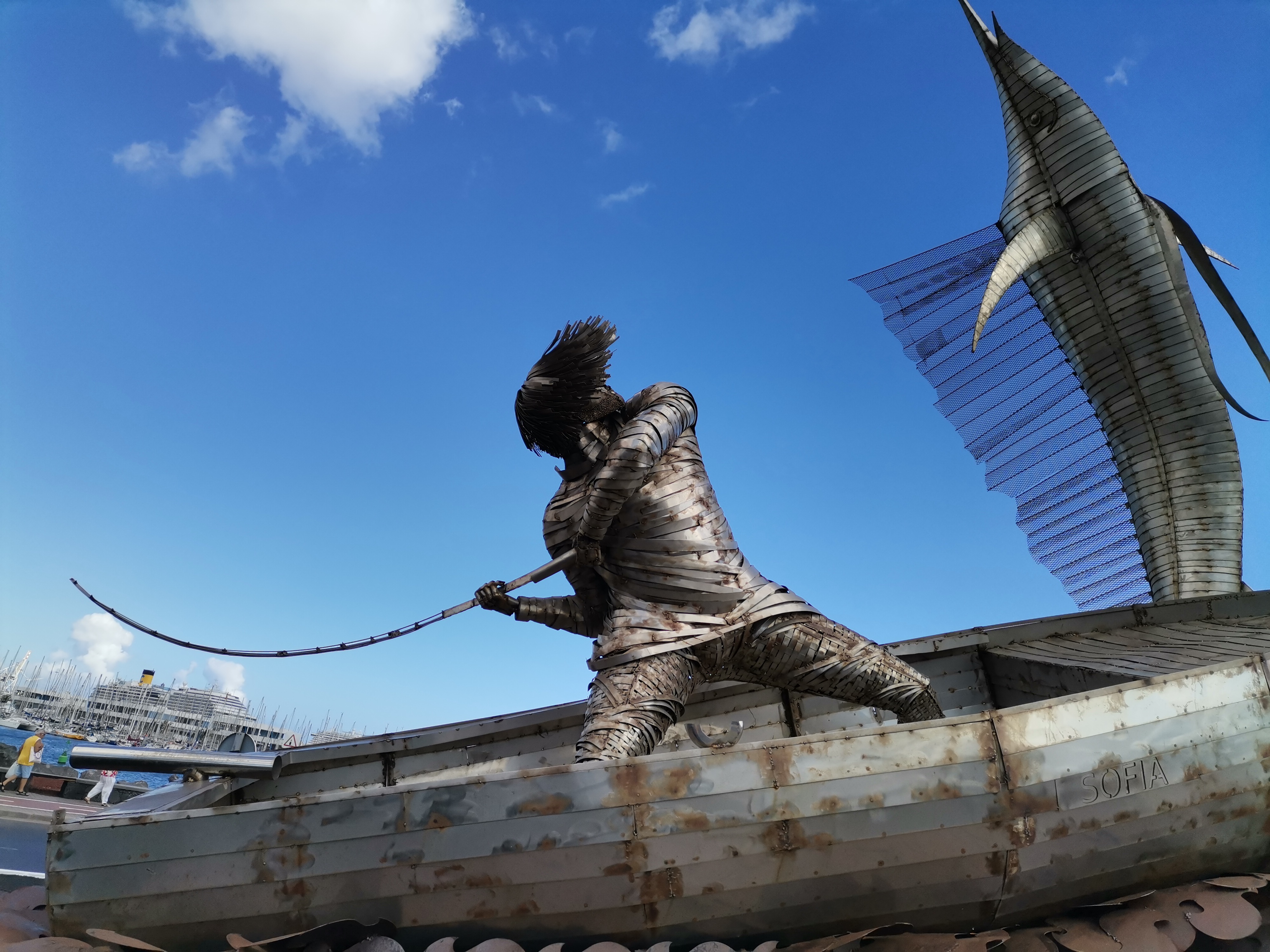 La estatua situada a la entrada del muelle deportivo de La Marina en Arrecife.