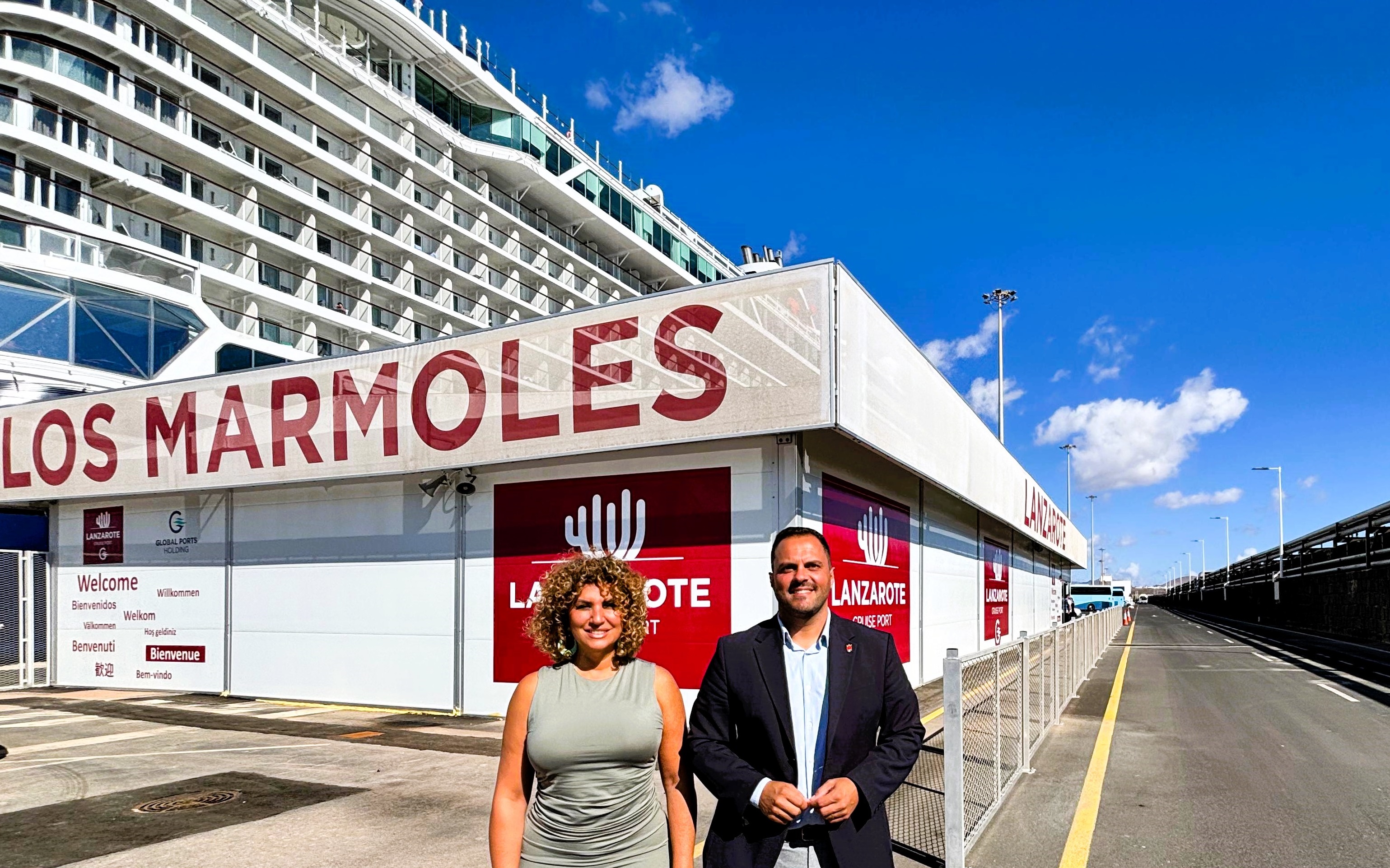 El alcalde Yonathan de León, y la concejala Eli Merino, en la nueva terminal de cruceros en Los Mármoles