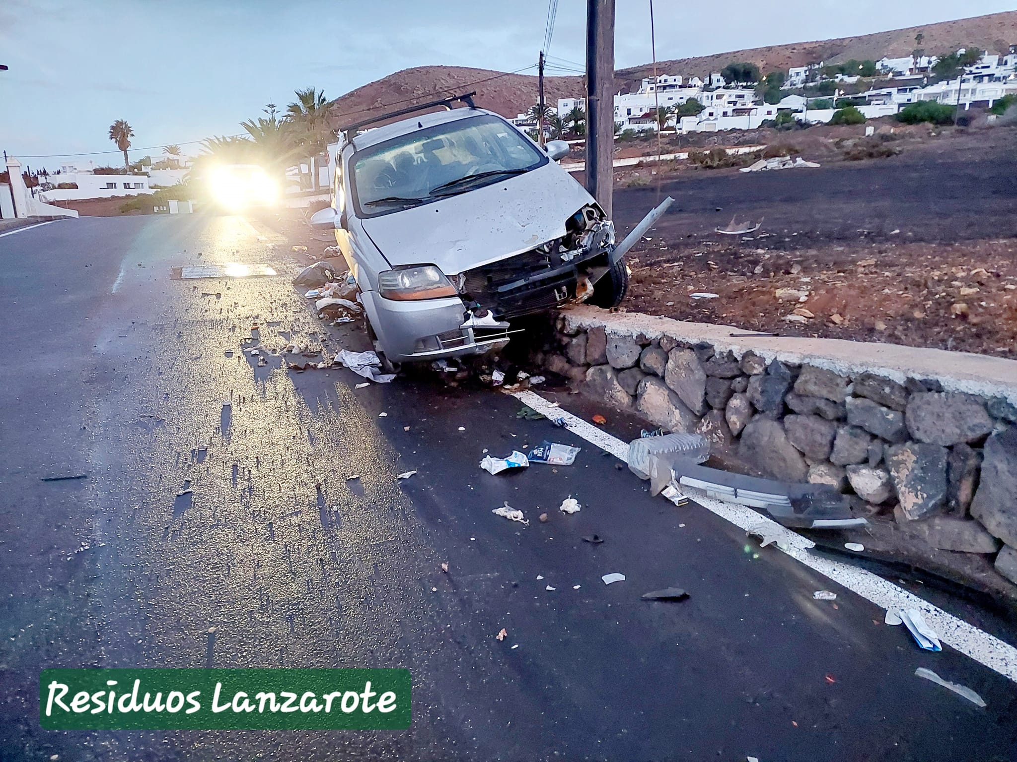 El vehículo accidentado en Nazaret. Foto: Residuos Lanzarote.