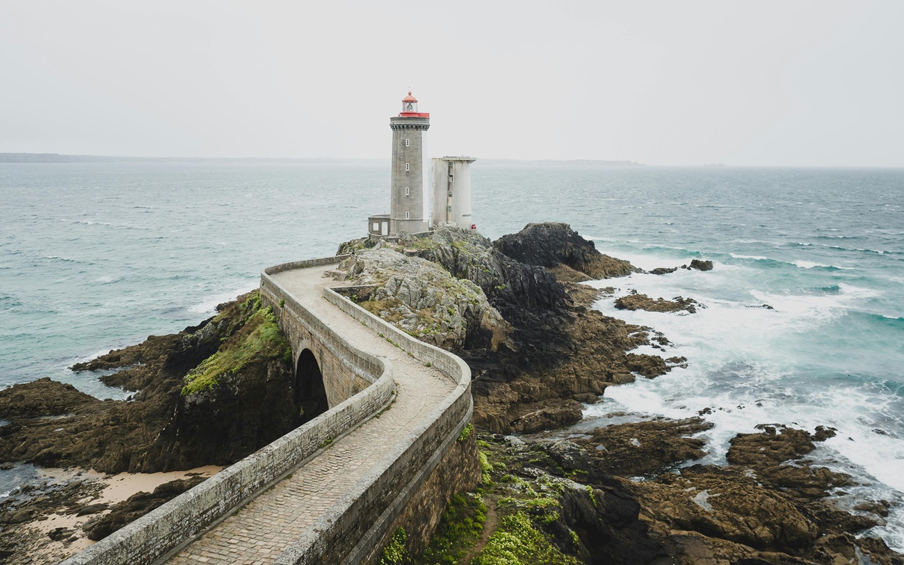 Faro en las cercanías de Brest, Normandía. Vuelos.