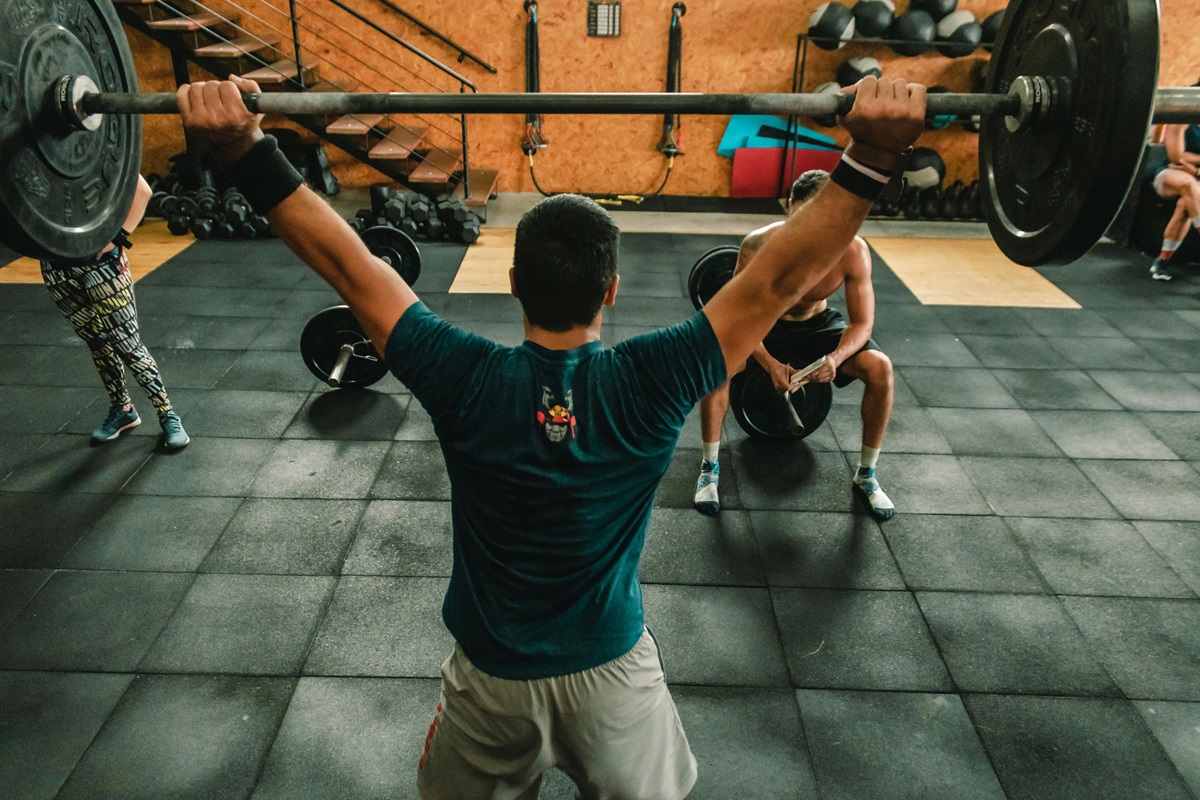 Varias personas se ejercitan en un gimnasio. Salud. Impuestos.