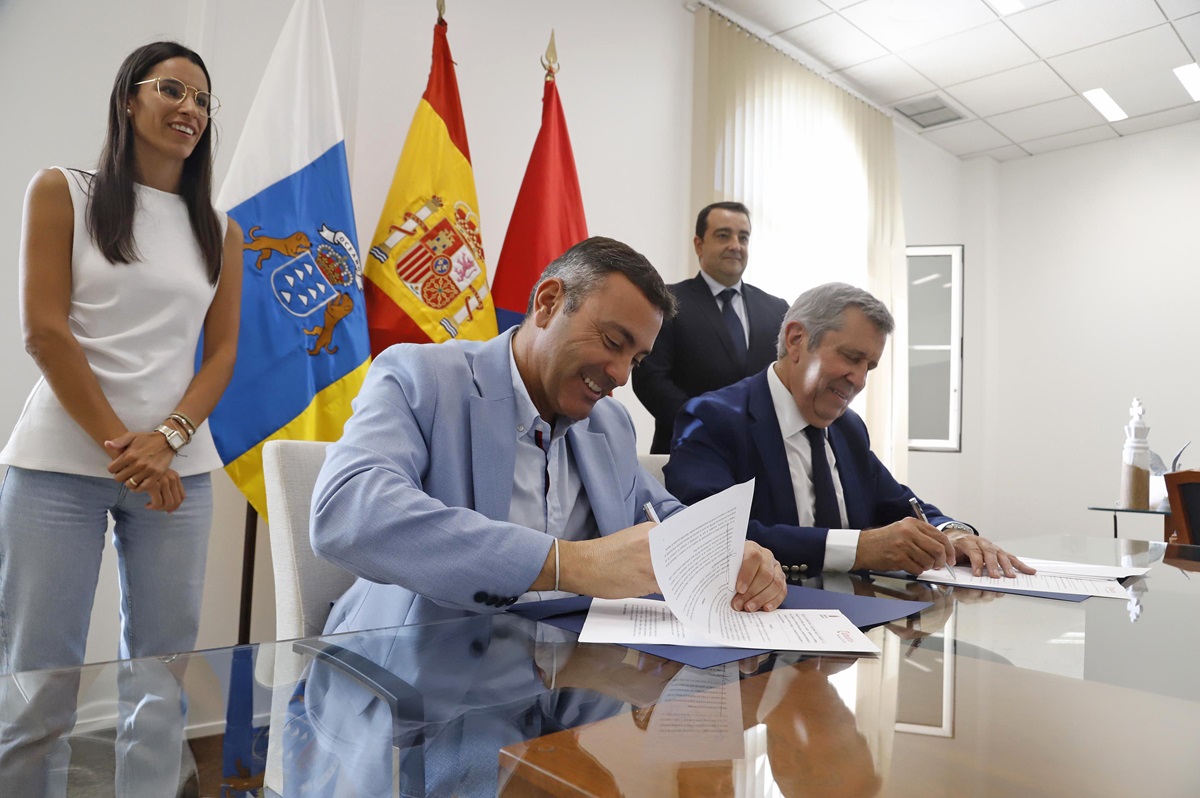 Firma del convenio por parte del presidente del Cabildo y el director general de INCYDE