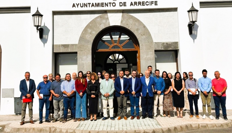 Minuto de silencio por las víctimas de la DANa. Tras el pleno, el Ayuntamiento de Arrecife ha guardado hoy un minuto de silencio