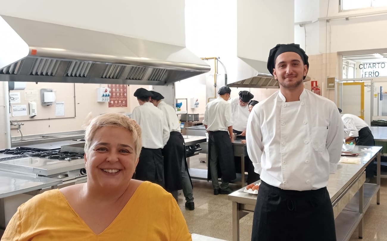 La profesora Teresa Delgado y el estudiante de segundo de Cocina Carlos Brito. Educación.