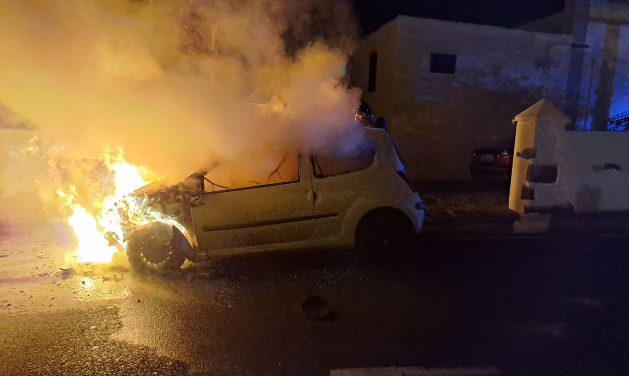 Arde un coche en marcha en San Bartolomé