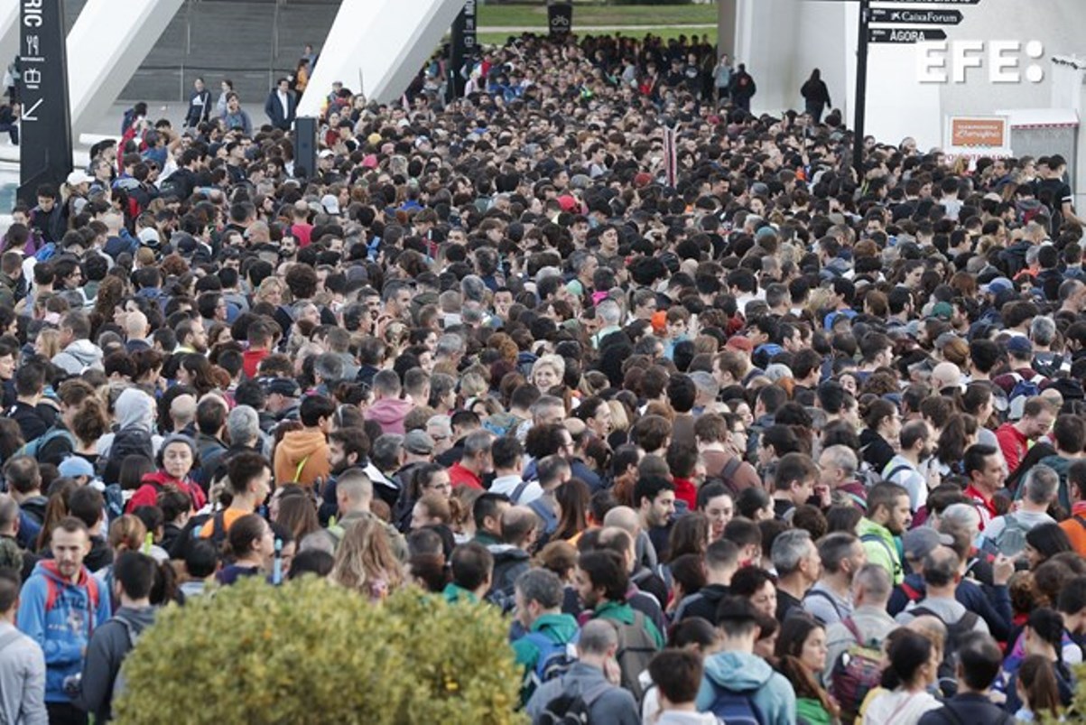 MIles de personas se dna cita para ayudar en la DANA de Valencia Foto: EFE