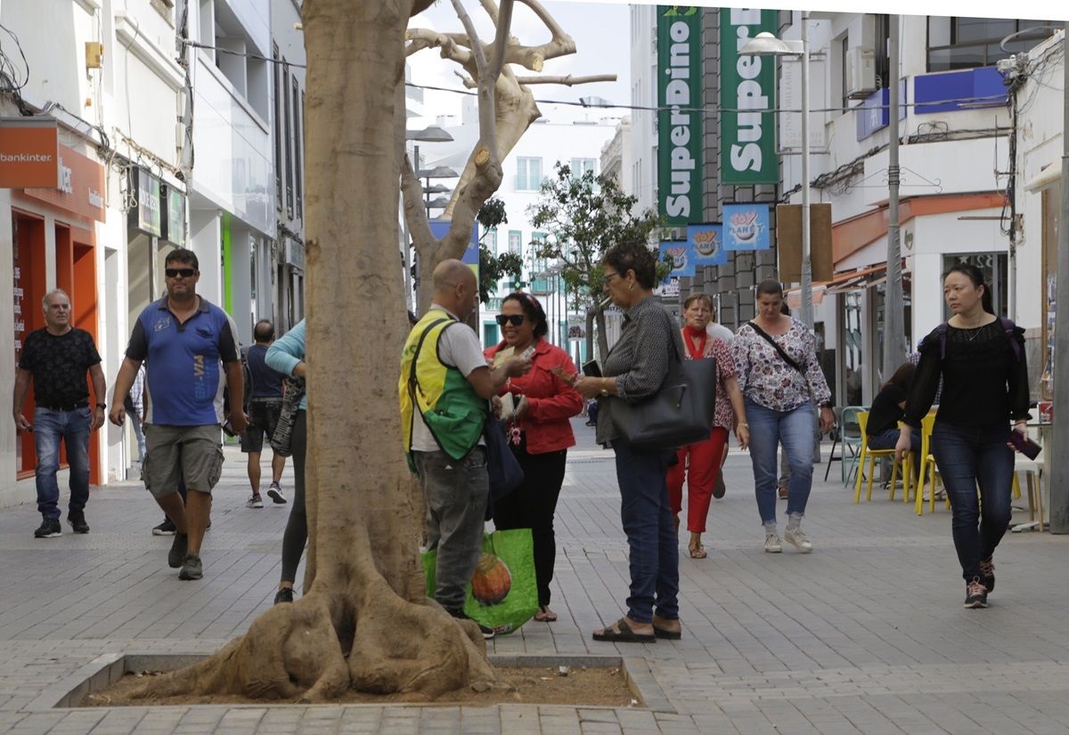 Ciudadanos en el centro de Arrecife. Demografia