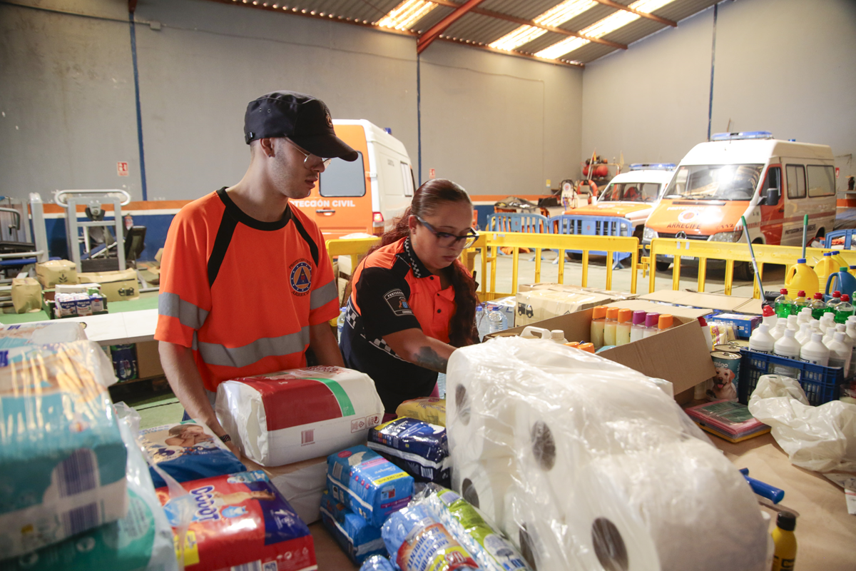 Recogida de productos en la sede de Protección Civil en Lanzarote. Foto: Juan Mateos