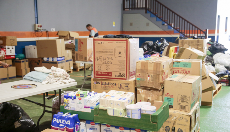 Productos donados por los ciudadanos de Lanzarote en la sede de Protección Civil. Foto: Juan Mateos