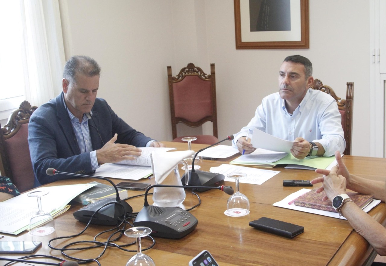 Domingo Cejas y Oswaldo Betancort durante la asamblea del Consorcio del agua