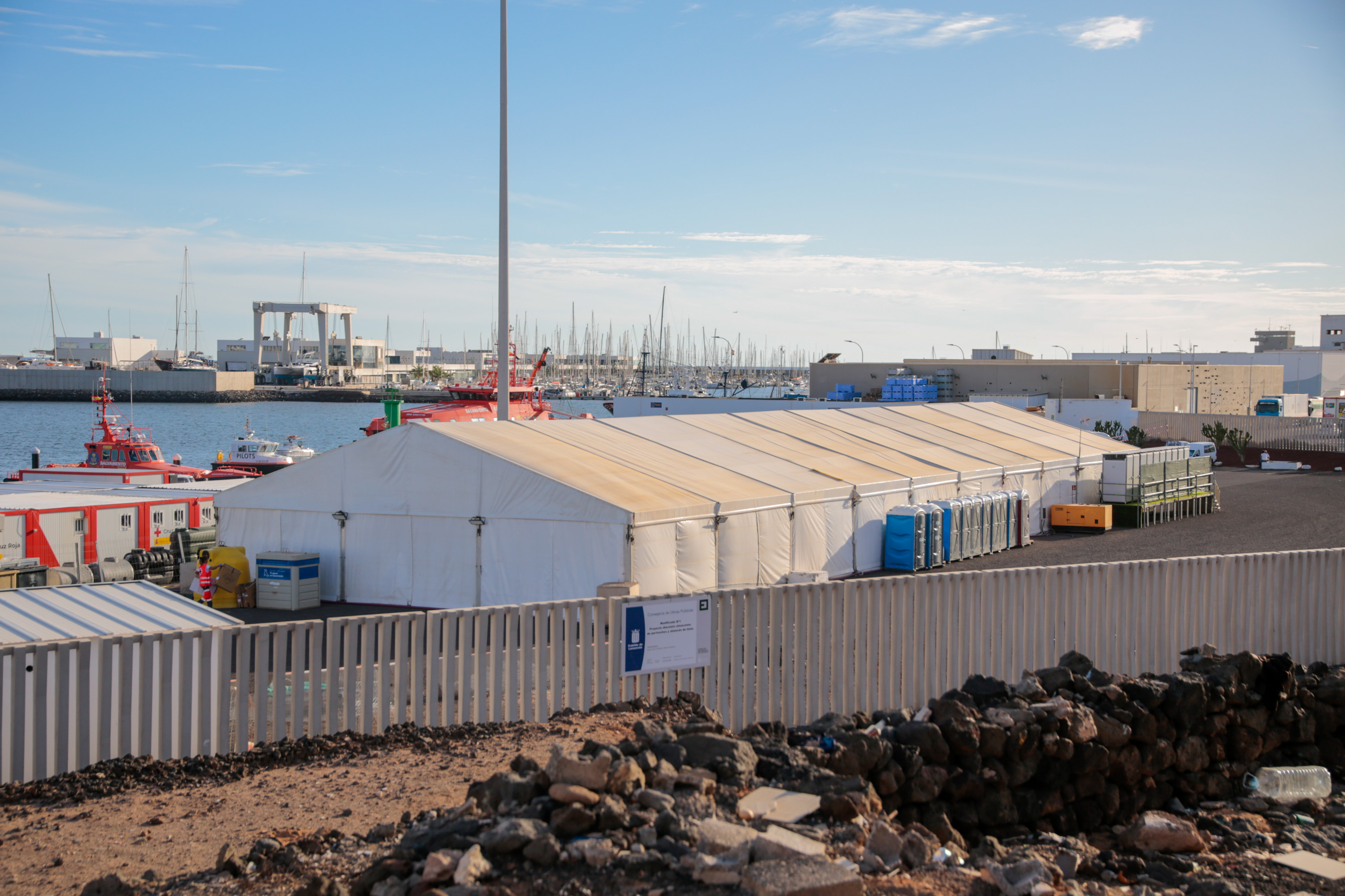 Carpas en las que se alojan personas migrantes para la primera atención en el muelle de Puerto Naos. Foto: Juan Mateos.