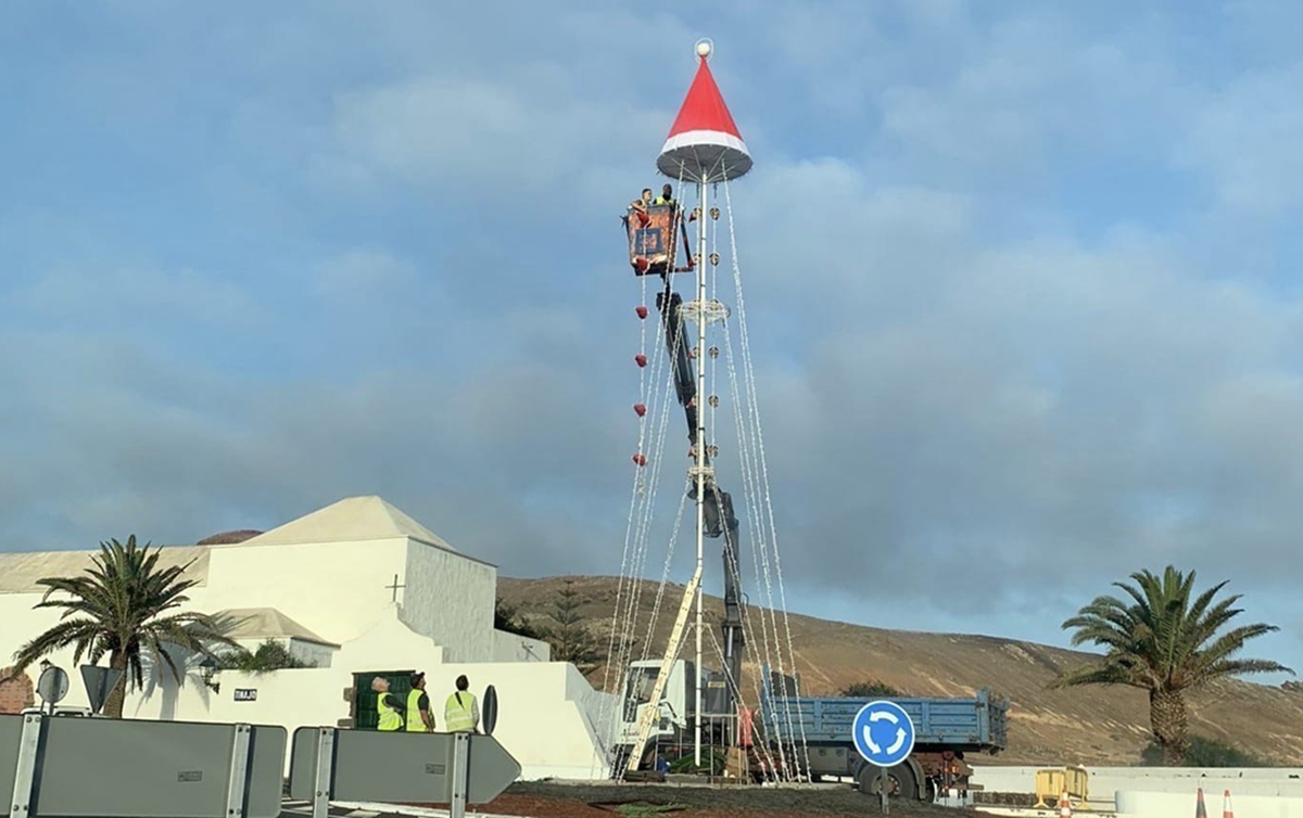 Colocación de alumbrado de Navidad en una de las rotondas del municipio de Tinajo