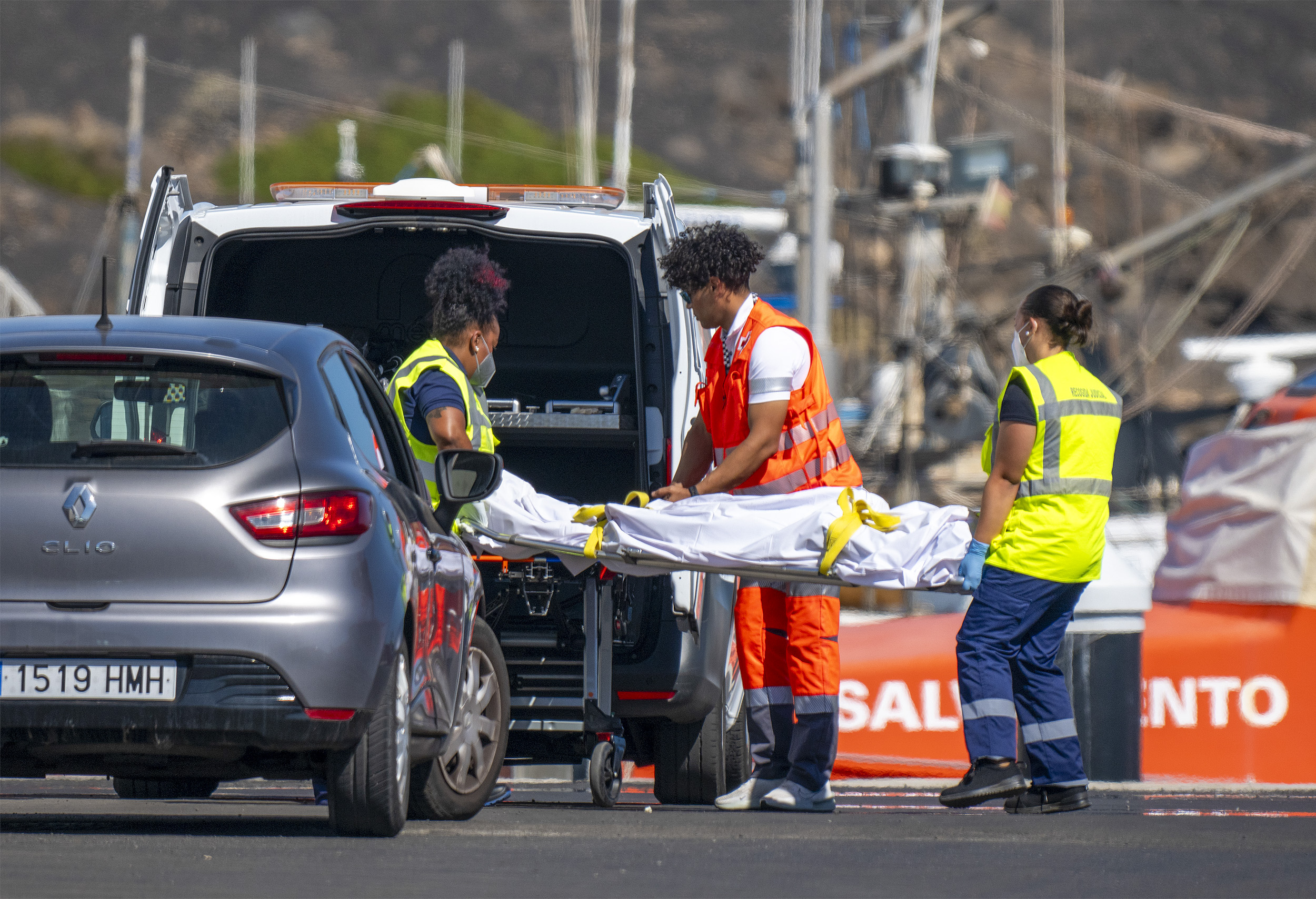 Traslado del cuerpo de uno de los migrantes fallecidos rescatados este 5 de noviembre. Foto: Juan Mateos.