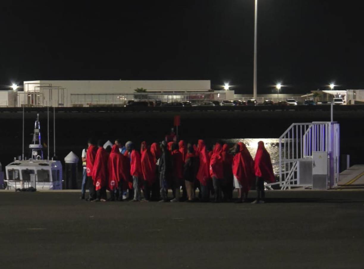 Asistencia a migrantes en Puerto Naos en la noche del lunes al martes. Foto: Dani Camacho.