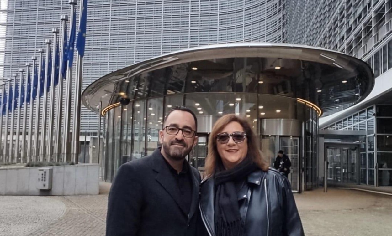 La presidenta de ASCAV, Doris Borrego y su vicepresidente,  Javier Valentín, a la entrada de la Comisión Europea