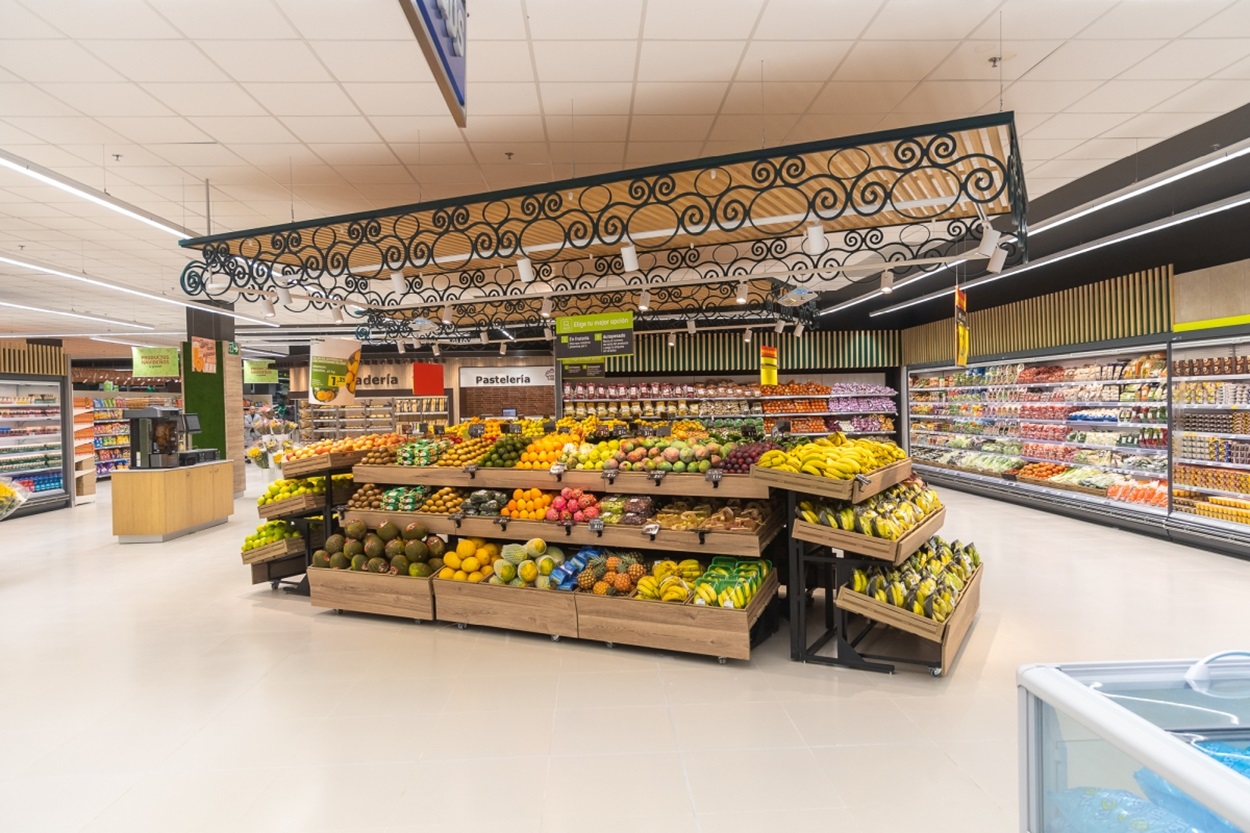 Interior de un establecimiento de Hiperdino. Supermercados.