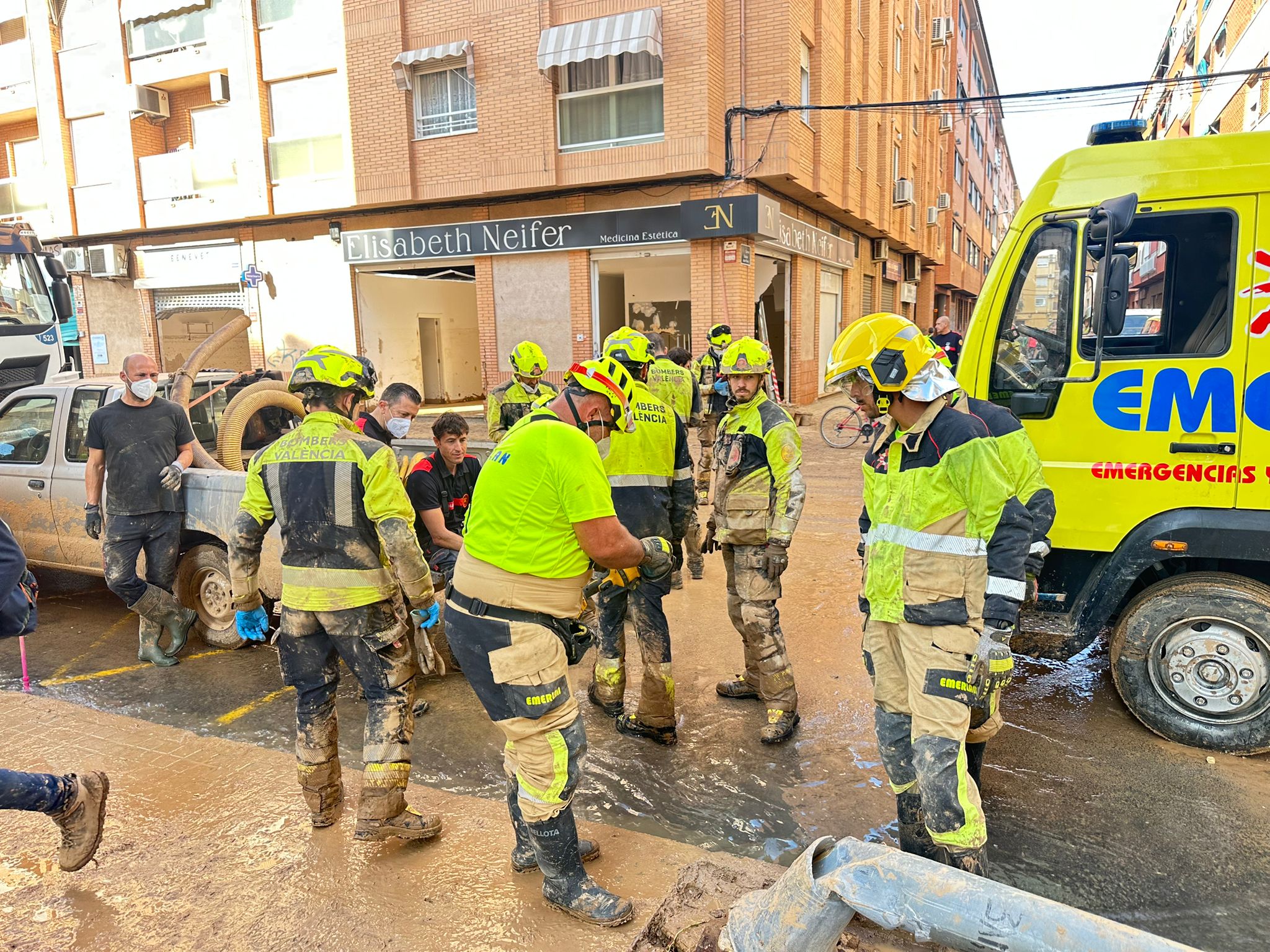 Emerlan acude a ayudar a los afectados tras el paso de la DANA en Valencia. 