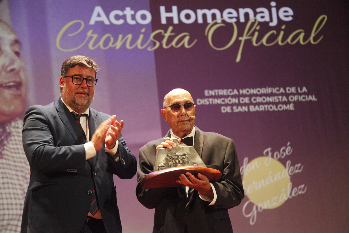 José Hernández junto al alcalde de San Bartolomé, Isidro Pérez