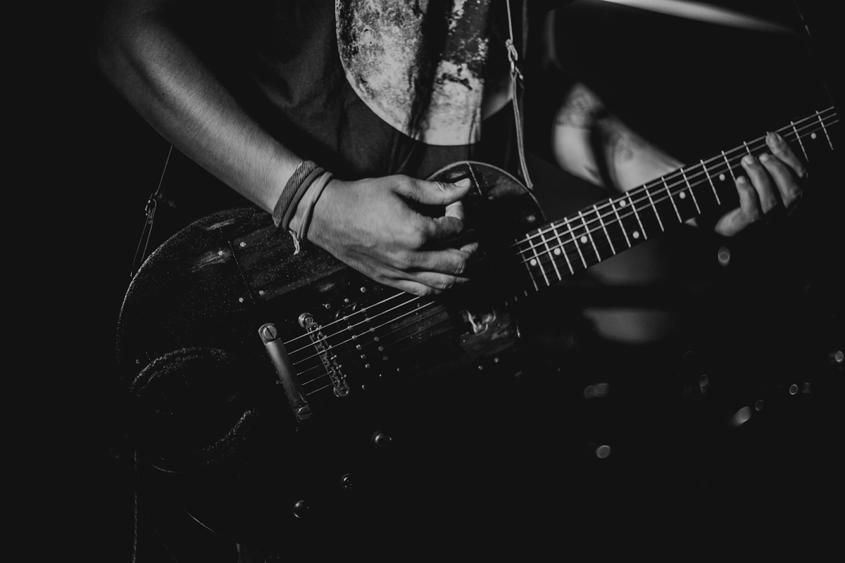 Músico tocando una guitarra eléctrica. Foto: Pexels