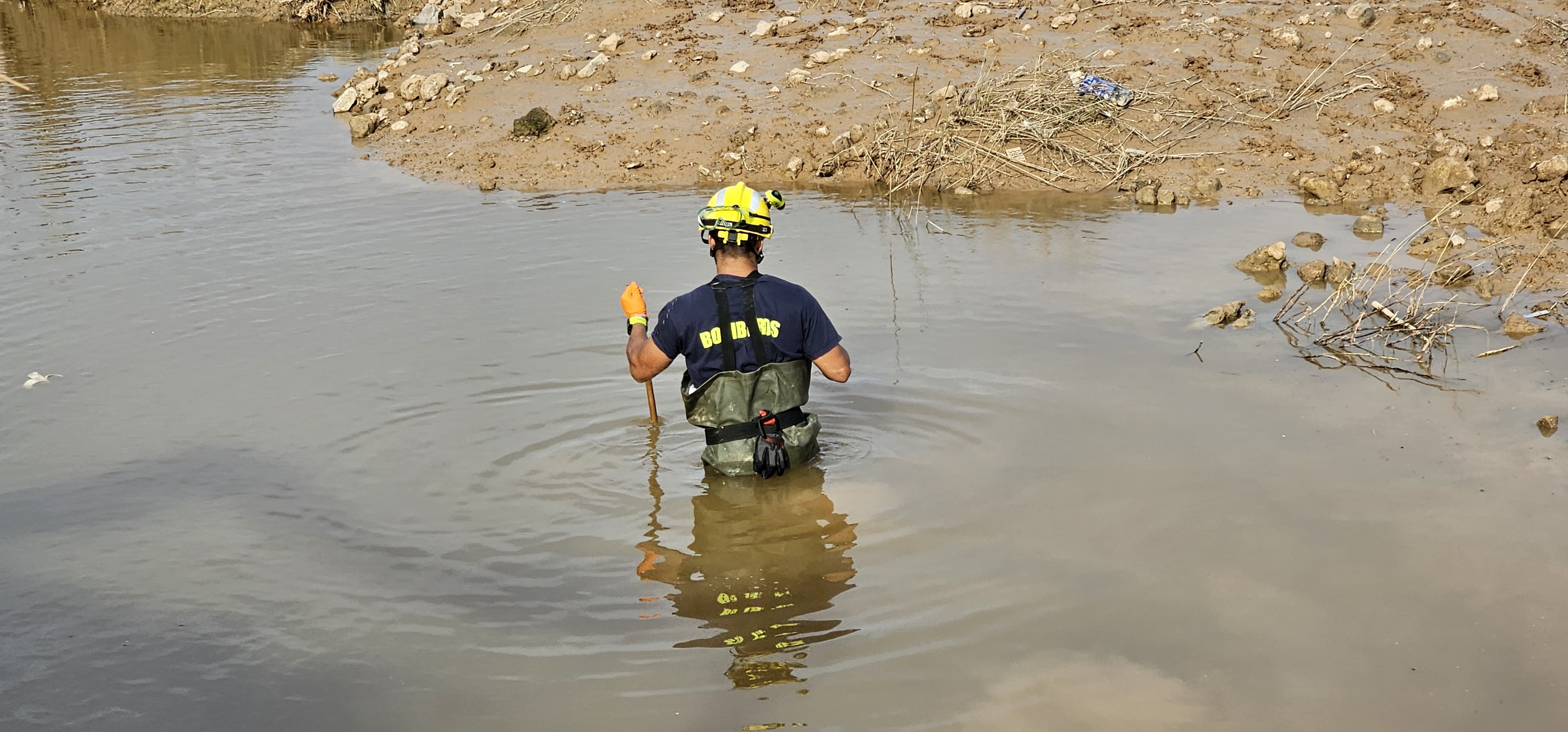 Bomberos de Canarias rastrean la zona de la Albufera.