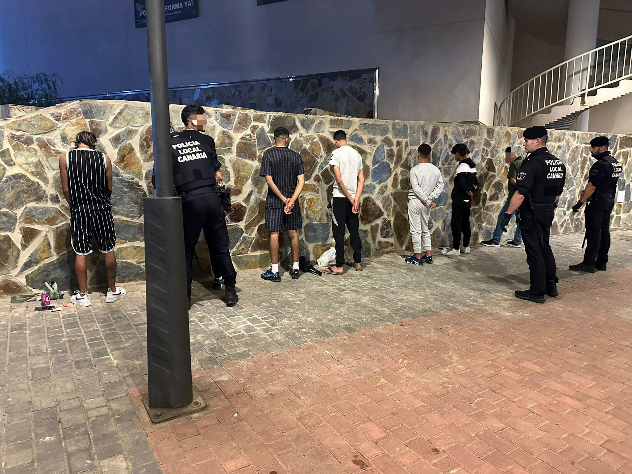 La USCI de la Policía Local de Arrecife realizó anoche, nuevamente, un despliegue y control en la zona del barrio de La Vega.  