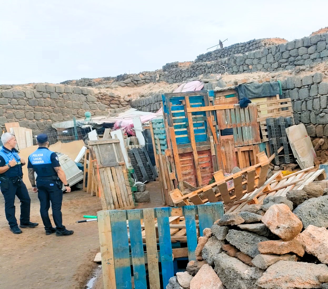 La operación de la Policía Local de Arrecife ha permitido desmantelar un fumadero de drogas en la zona de las antiguas salinas de Naos.