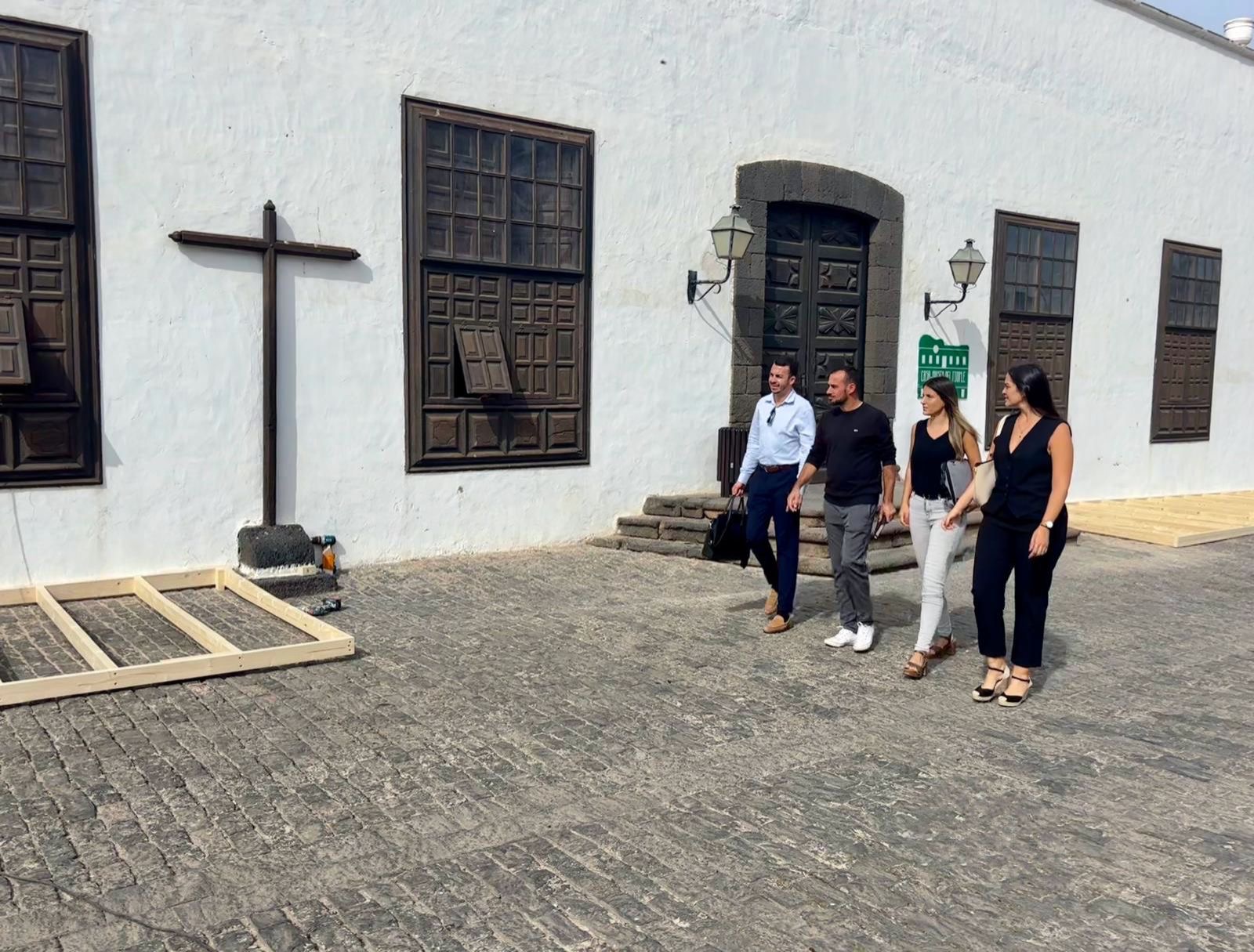 Concejales del PSOE de Teguise con la casa museo cerrada, al fondo. Foto: PSOE.