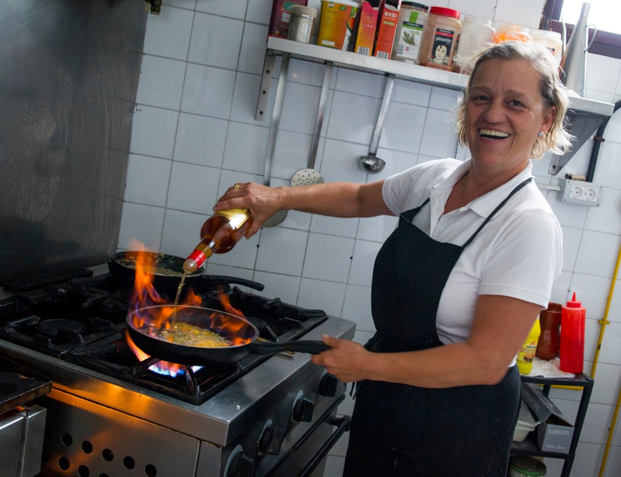 La propietaria de Casas Tomás en la cocina. Foto: redes sociales.