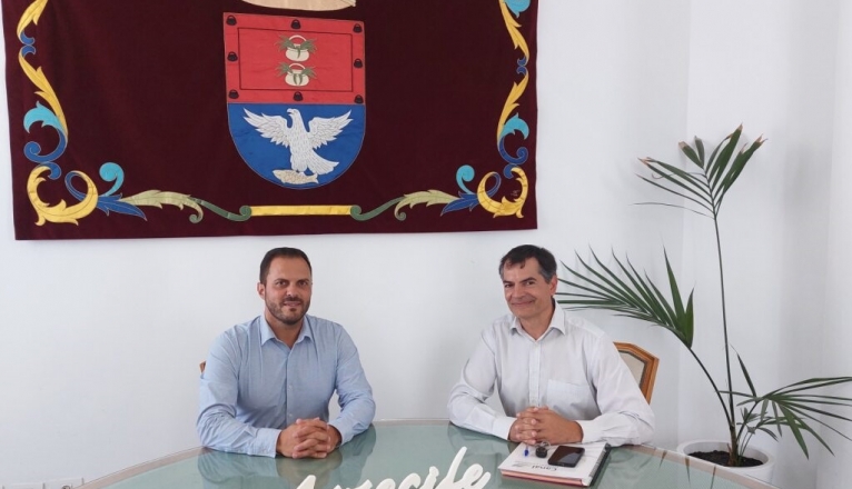 Reunión del alcalde de Arrecife, Yonathan de León, con el gerente de Canal Gestión Lanzarote, celebrada en julio del pasado año en la Alcadía