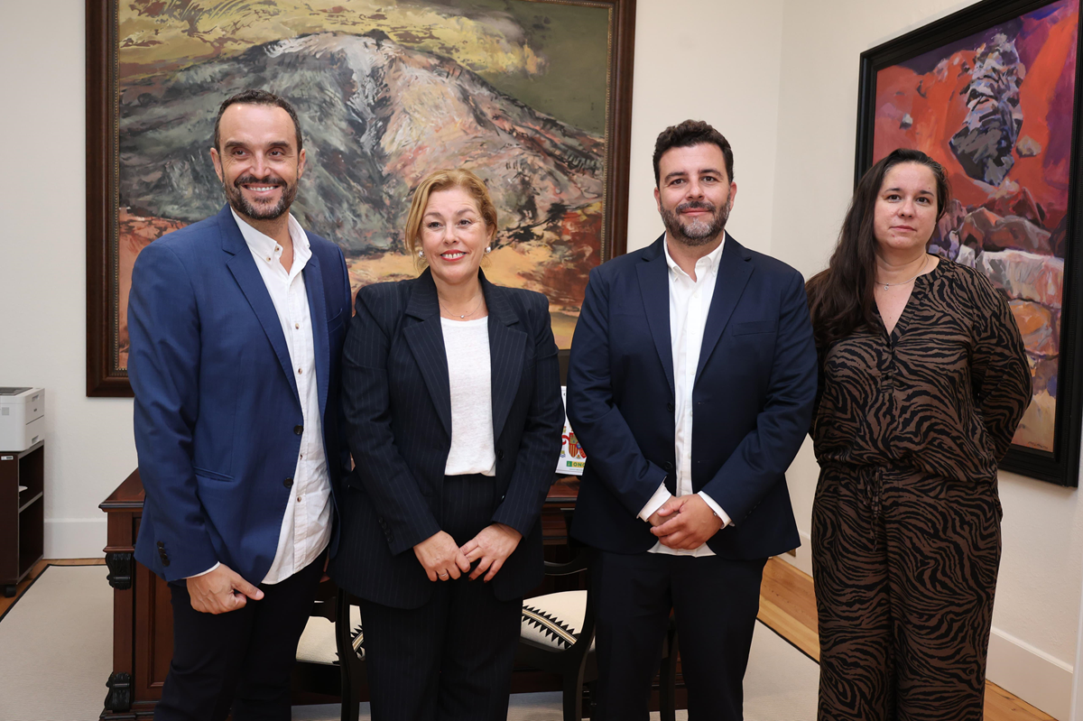 Astrid Pérez junto a los representantes de ‘La Plataforma de la Tele’