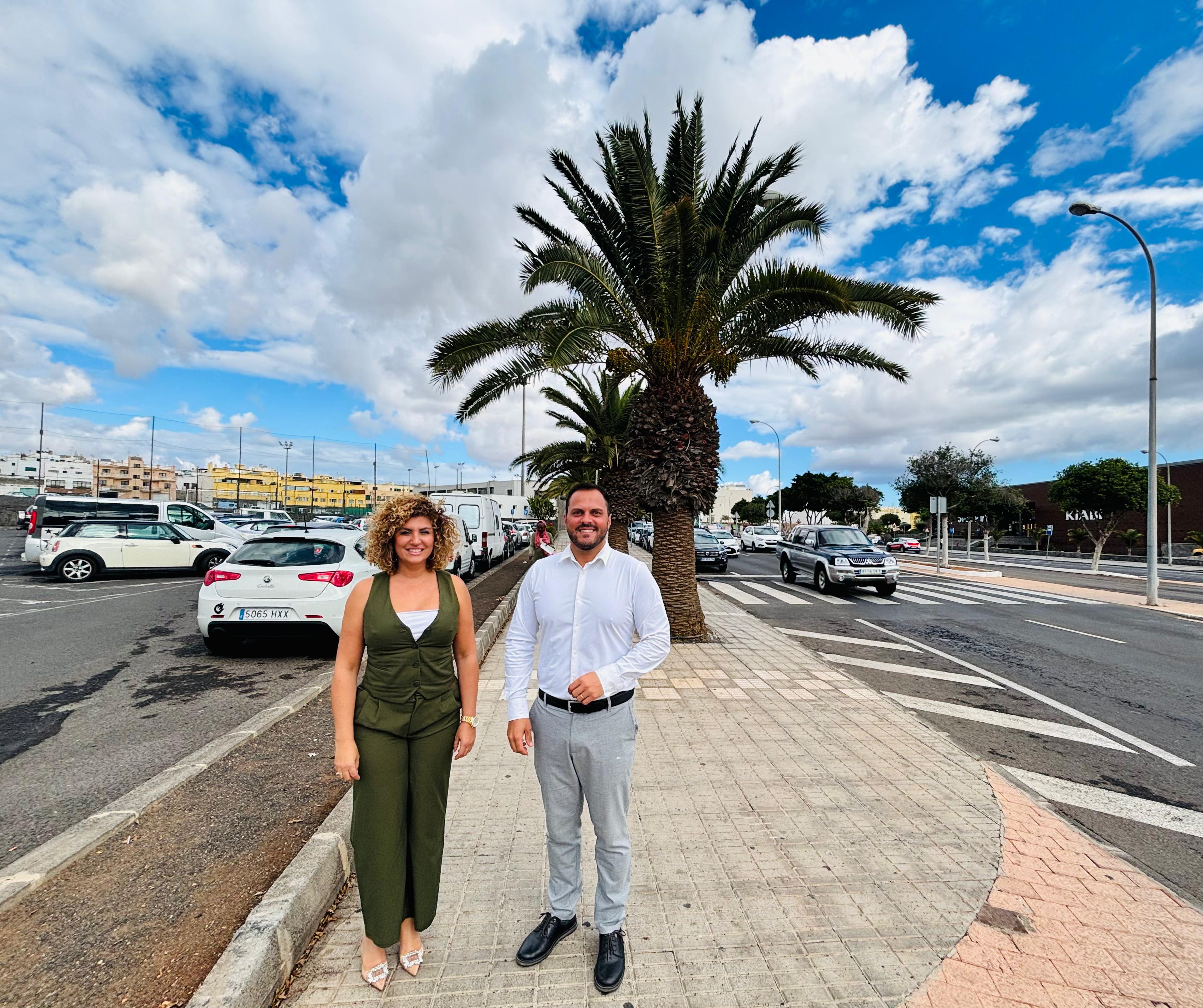 El alcalde Yonathan de León, y la concejala de Deportes, Eli Merino, junto a la parcela municipal donde se construirán estas nuevas instalaciones deportivas en Arrecife