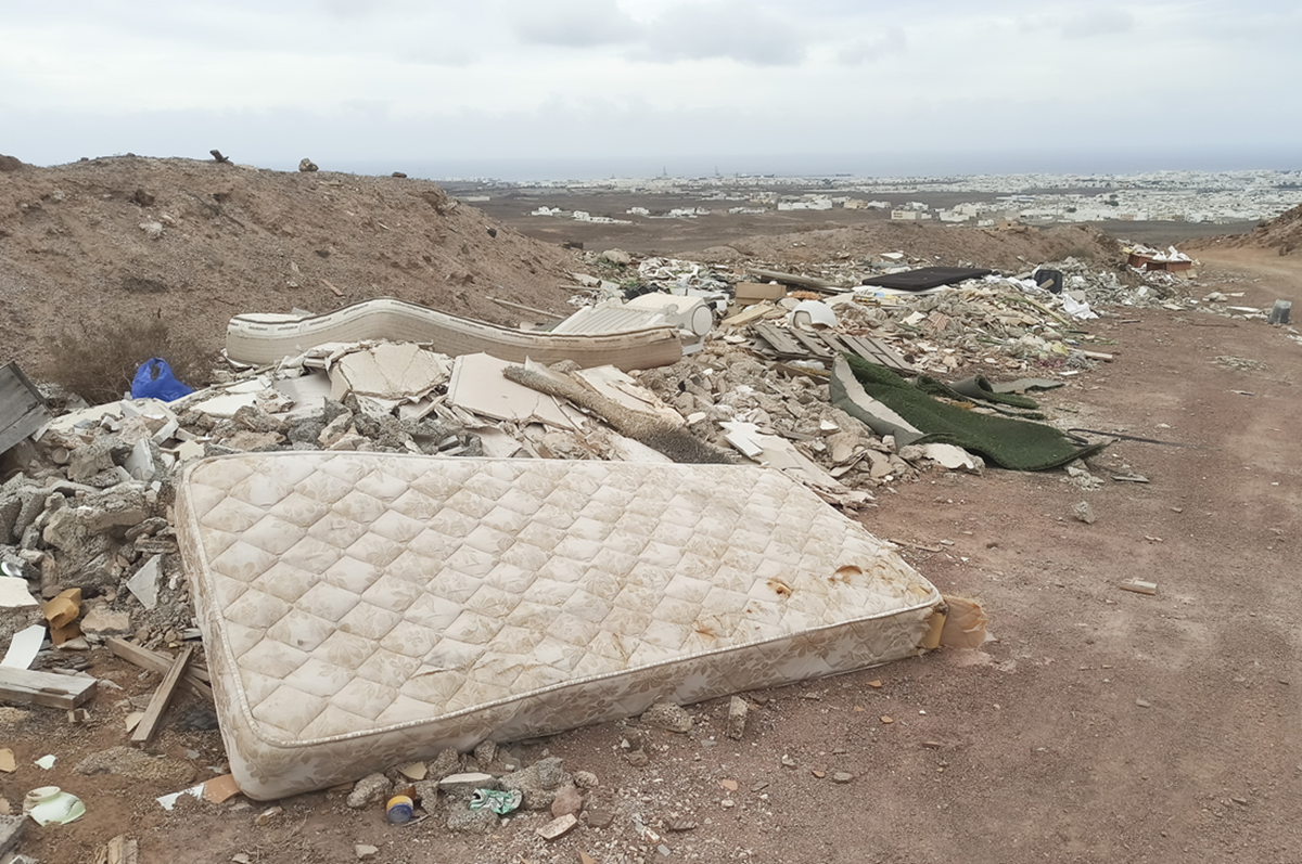 Colchones y basura en Montaña Mina