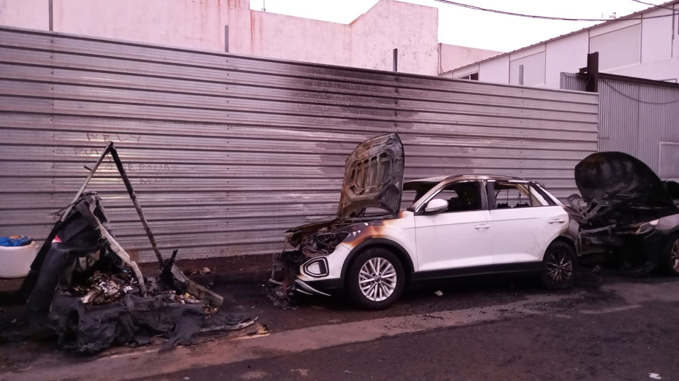 Incendio de contenedor y dos coches en Arrecife  (Fotos: La Voz)