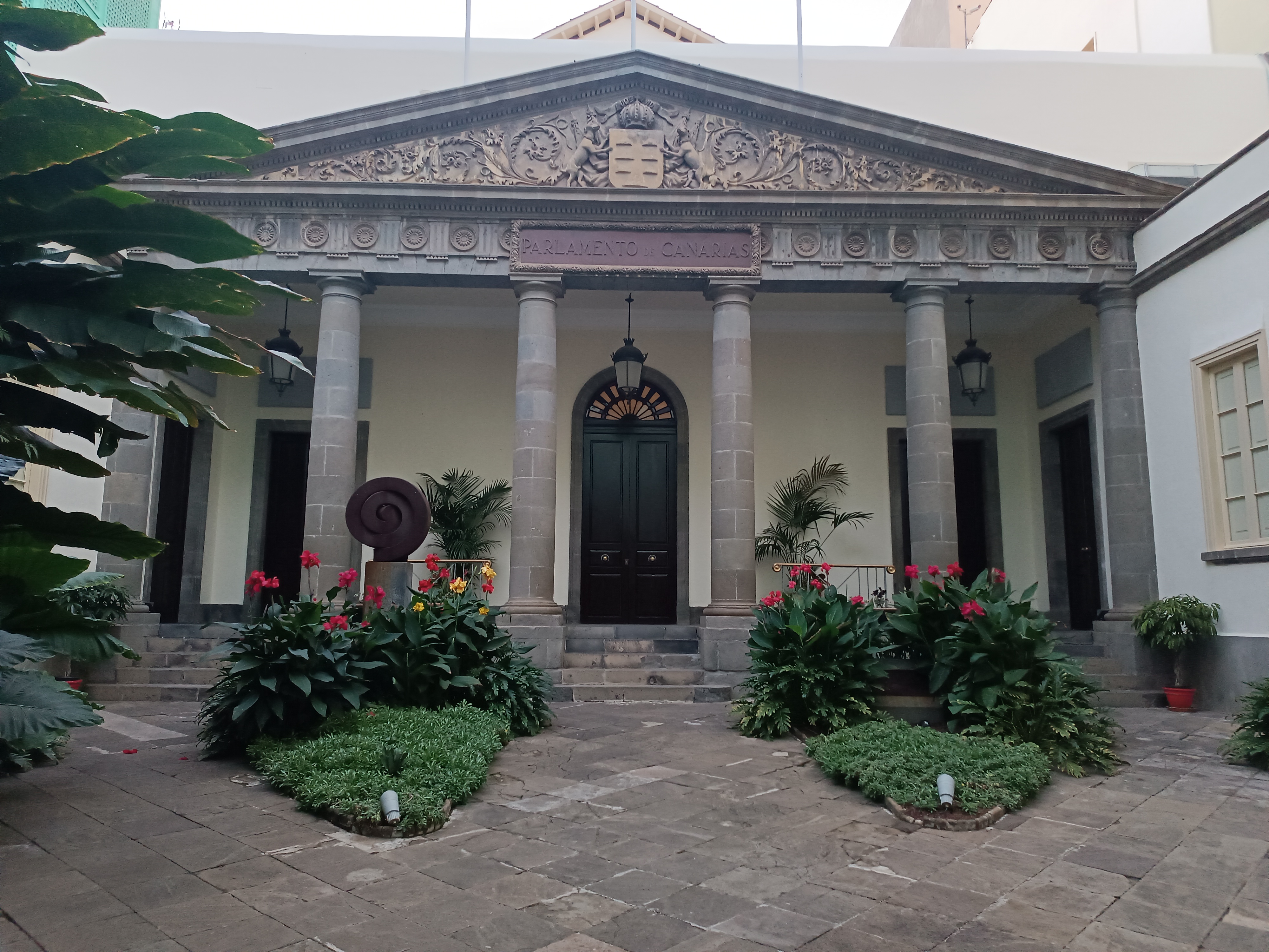 Fachada del Parlamento de Canarias, en Tenerife.