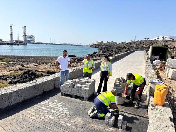 El alcalde Yonathan de León, y la concejala de Playas, Davinia Déniz, con el encargo de la empresa constructora en una visita reciente a la playa de La Arena