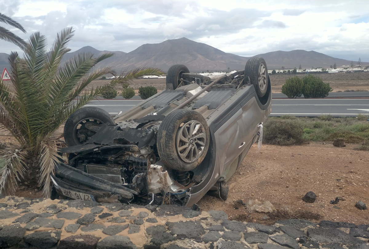 Coche volcado en Playa Blanca (Fotos: La Voz)