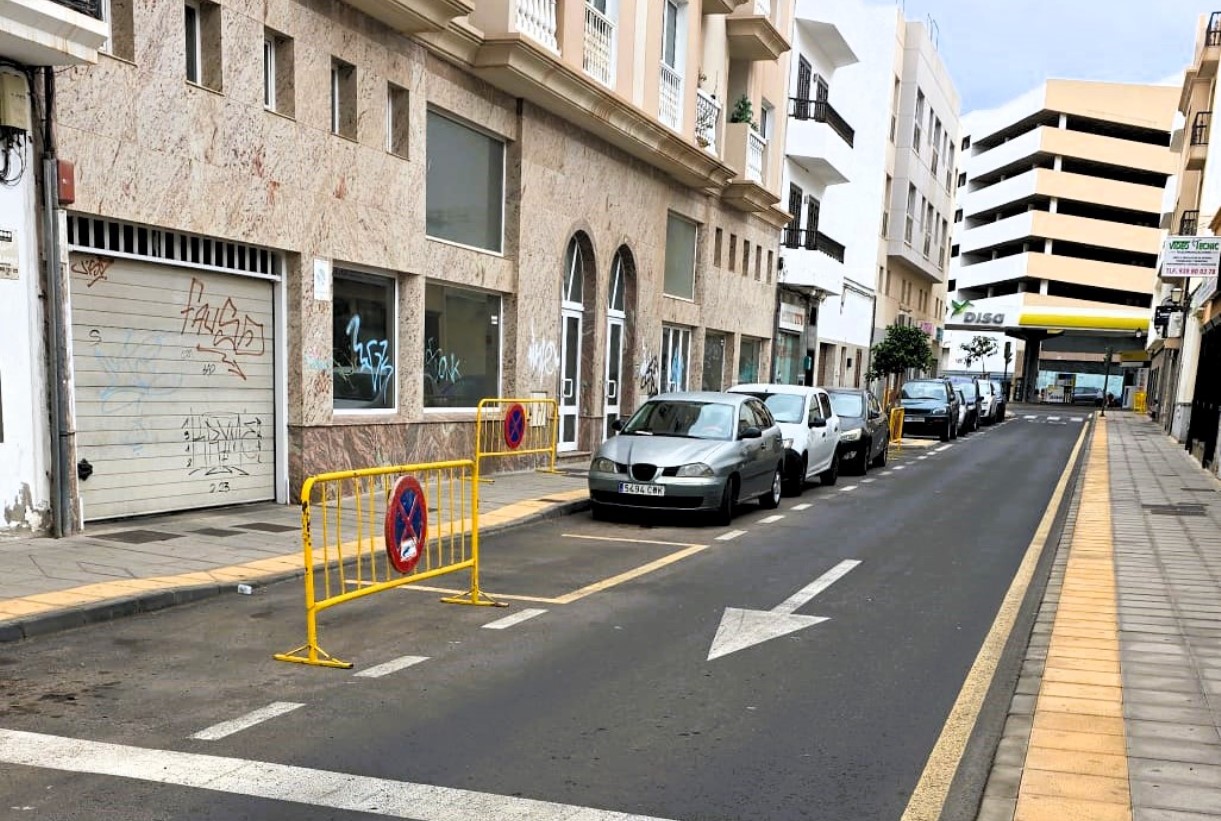 El Ayuntamiento de Arrecife solicita a la población evitar estacionar coches en la calle Portugal y zonas aledañas. La Policía Local despliega un seguimiento. Se han instalado vallas 