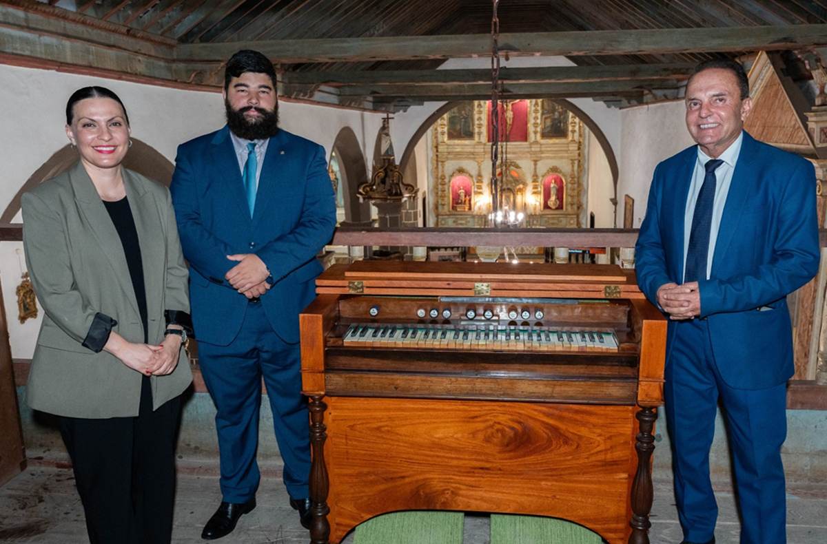 Jesús Machín y Migdalia Machín en su visita a la Iglesia de San Roque